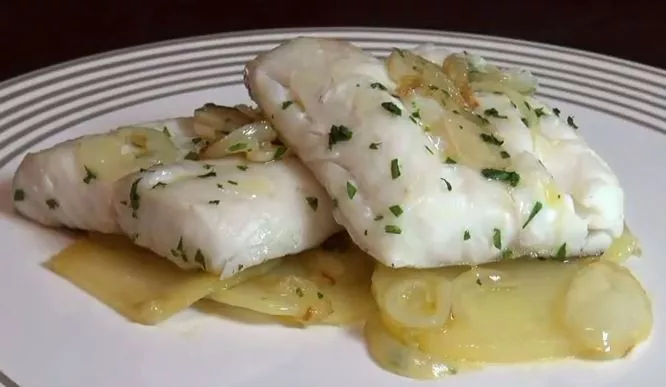 merluza a la plancha con patata panadera y cebolla pochada