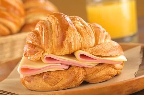 croissant jamón y queso