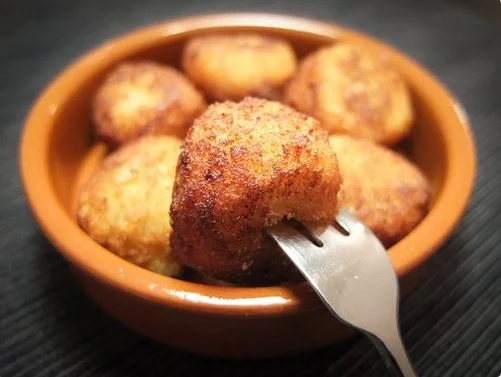 comer croquetas cubiertos