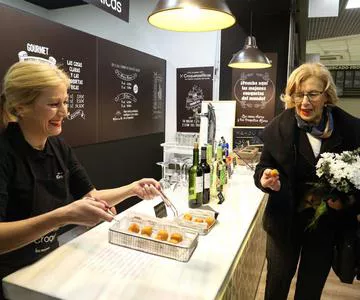 Manuela Carmena no se resiste a probar nuestras croquetas